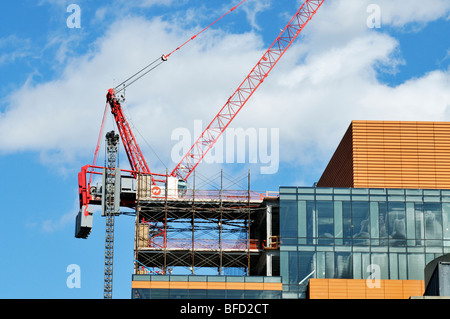 Baukran-Turm auf dem Dach des neuen Glasbau im Bau in Boston Massachusetts, USA. Stockfoto