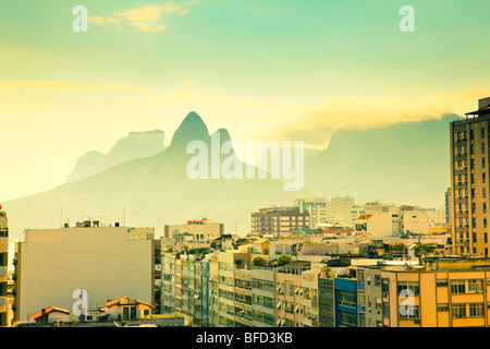 Blick über Tops von Wohngebäuden und Berge in Ipanema, Rio de Janeiro Brasilien