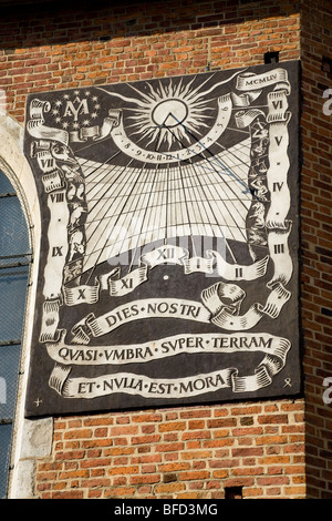 Sonnenuhr an der Wand in St Marys Basilica. St. Mary Square, Krakau. Polen. Stockfoto