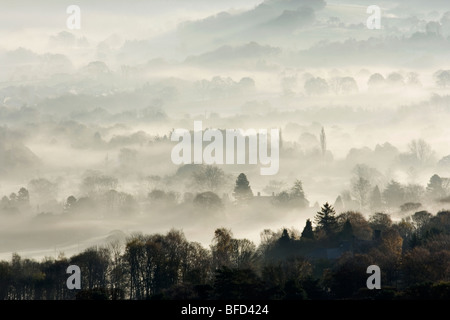 Sonnenaufgang und Nebel füllt sich das Tal von Wharfedale am Menston in West Yorkshire, England Stockfoto