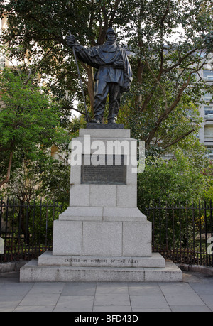 Bildhauer und Frau Kathleen Bruce Scott erstellt diese feinen Skulpturen von "Scott der Antarktis" in Waterloo Place, London SW1. Stockfoto
