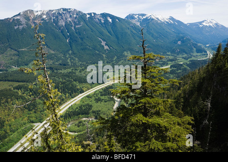 Ein Blick nach unten auf den Interstate Highway 90 an der Ausfahrt 38 in Kaskaden, Washington, USA. Stockfoto