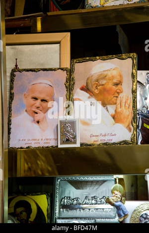 Shop Anzeige von Papst Johannes Paul II Souvenirs, Sukiennice (Tuchhallen, Tuchmacher Hall), Marktplatz, Krakau. Polen. Stockfoto