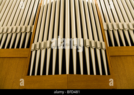 Moderne Orgelpfeifen in eine neue katholische Kirche in einer polnischen Wohn Vorort Wohnsiedlung: Kedzierzyn-KoAle, Polen. Stockfoto