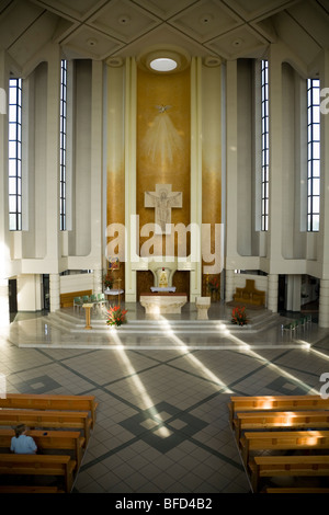 Moderne katholische Gemeinde Kirche auf einer polnischen s Gehäuse Wohnanlage, in der Stadt Kedzierzyn-KoAle. Polen. Stockfoto