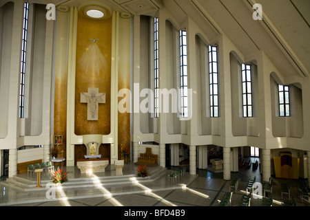 Moderne katholische Gemeinde Kirche auf einer polnischen s Gehäuse Wohnanlage, in der Stadt Kedzierzyn-KoAle. Polen. Stockfoto