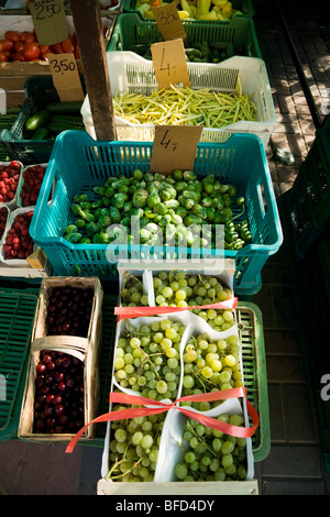 Shop / market stall display of grapes at a local shop on a Polish residential housing estate in Kedzierzyn-Kozle town. Poland Stockfoto