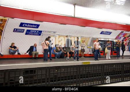 Leute warten unter der Erde auf der Plattform von Chatelet Paris Metro-Station in Paris, Frankreich. Stockfoto
