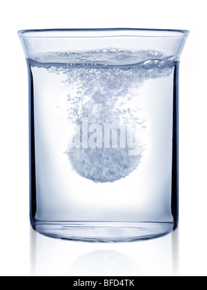 Fizzy Pille ist in Glas Wasser Stockfoto