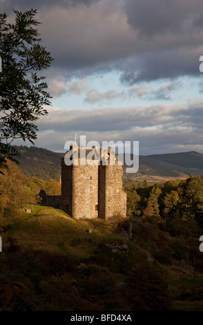 15. Jahrhundert Neidpath Castle auf dem Fluss Tweed, Grenzen, Schottland.   Neidpath ist als Standort für viele Filme und Fernsehserien, darunter Merlin verwendet worden: die Suche beginnt Stockfoto