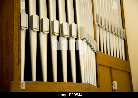 Moderne Orgelpfeifen in eine neue katholische Kirche in einer polnischen Wohn Vorort Wohnsiedlung: Kedzierzyn-KoAle, Polen. Stockfoto