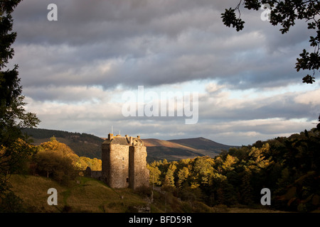 15. Jahrhundert Neidpath Castle auf dem Fluss Tweed, Grenzen, Schottland.   Neidpath ist als Standort für viele Filme und Fernsehserien, darunter Merlin verwendet worden: die Suche beginnt Stockfoto