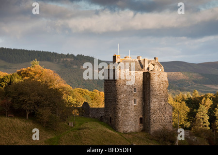 15. Jahrhundert Neidpath Castle auf dem Fluss Tweed, Grenzen, Schottland.   Neidpath ist als Standort für viele Filme und Fernsehserien, darunter Merlin verwendet worden: die Suche beginnt Stockfoto