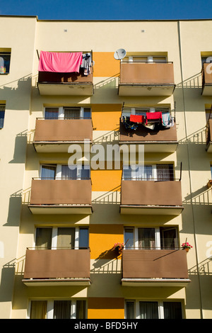 Balkone auf nur einen polnischen Wohnungsbau in der Stadt Kedzierzyn-KoAle. Polen. Stockfoto