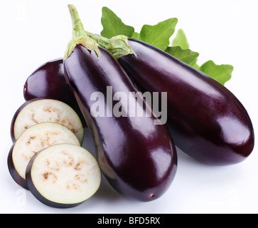 Aubergine auf weißem Hintergrund Stockfoto