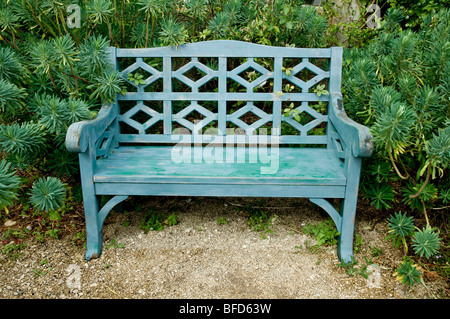 Lackierte Holzbank an jüngere Court Gardens, Cotswolds, England. Stockfoto