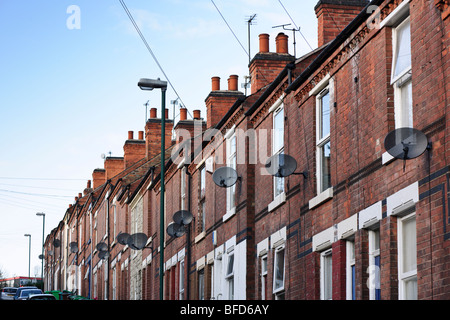 Satellitenschüsseln auf Reihenhäusern in Seinton, Nottingham, Nottinghamshire. Stockfoto