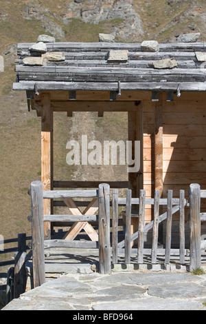 Traditionelle Berghütte mit Dachsteinen, halten Sie die hölzernen Fliese oder Schindeldach. Italienische Alpen Stockfoto