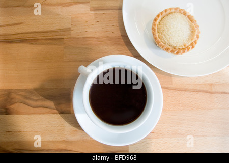 Tasse schwarzen Kaffee und ein Apfelkuchen, serviert auf Buche Tischplatte. Stockfoto