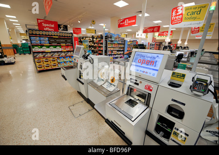 Self-Service Zahlen Check-Out um einen Safeway Supermarkt Laden, UK. Stockfoto