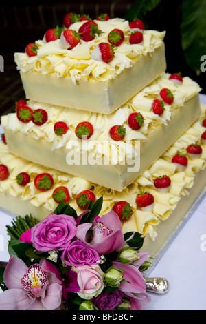Schokolade und frischen Erdbeeren Hochzeitstorte Stockfoto