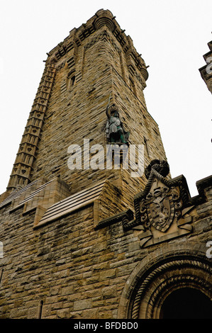 Blick auf das Wallace-Denkmal, das aus dem niedrigen Winkel aufgenommen wurde und auf die bronzene Stevenson-Statue von William Wallace blickt. Stockfoto
