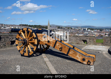 Grafschaft Londonderry ist eines der traditionellen Grafschaften Irlands. Derry (Londonderry) ist die einzig verbliebene komplett ummauerte Stockfoto