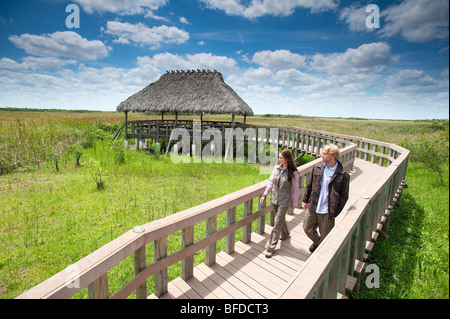 Ein paar genießt einen Spaziergang entlang ein Holzsteg im Everglades National Park, Florida. Stockfoto