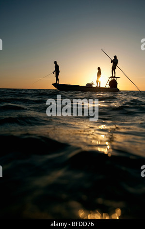 Ein paar Fische als ein Mann-Piloten ein kleines Boot in Florida. Stockfoto