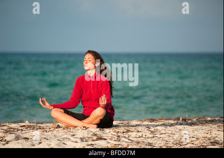 Eine Frau meditiert im Everglades-Nationalpark, Florida. Stockfoto