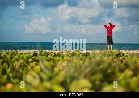 Eine Frau meditiert im Everglades-Nationalpark, Florida. Stockfoto