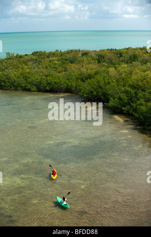 Ein Mann und eine Frau Kajak in Florida. Stockfoto