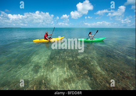 Ein Mann und eine Frau Kajak in Florida. Stockfoto