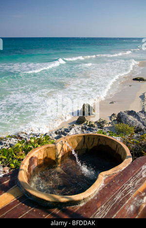 A ausgehöhlt anmelden Jacuzzi auf der Terrasse mit Blick auf einen Strand Küste in Mexiko Stockfoto