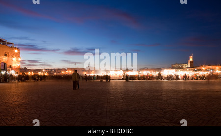 Place Jemaa el-Fna geschäftig mit Essen und Trinken Stände in der Dämmerung, Marrakesch, Marokko Stockfoto