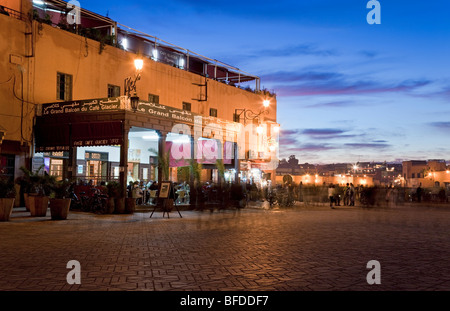Platz Jemaa el-Fna bei Sonnenuntergang mit 'Café Glacier', Marrakesch, Marokko Stockfoto
