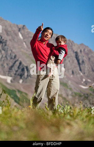 Mutter spielt mit 14 Monate alten Sohn in Almwiese. Backpacking in Maroon Bells in Snowmass Wildnis außerhalb Aspen, Colorado Stockfoto