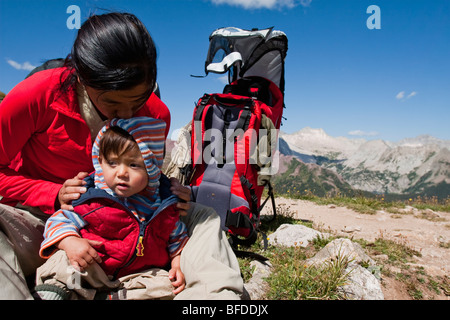 Mutter küsst, spielt mit 14 Monate alten Sohn. Wildleder-Pass (12, 462ft) oben Rucksacktour in Maroon Bells Snowmass Wildnis Stockfoto