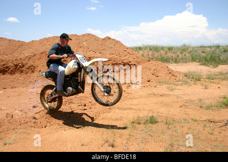 Mann auf Radfahren im Dreck Stockfoto