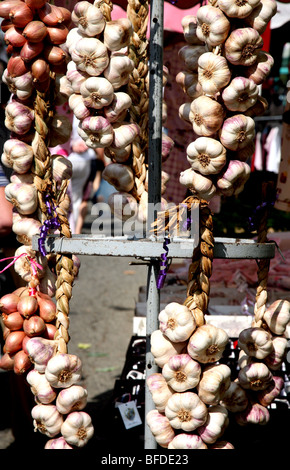 Knoblauch & Schalotten auf französische Straße Markt Stockfoto