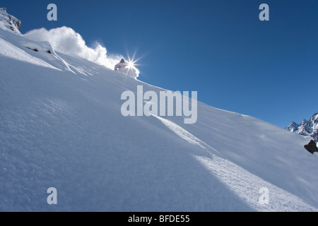 Ein Skifahrer schnitzt in perfektem Pulverschnee in Chile. Stockfoto