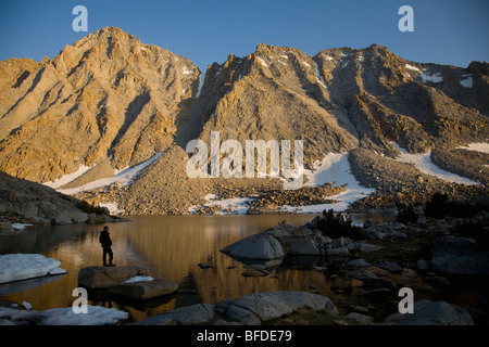 Männlich, genießen den Sonnenuntergang auf der Evolution durchlaufen, Kings Canyon National Park, Kalifornien. Stockfoto