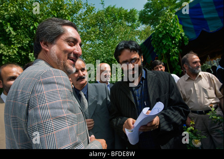 Ein Präsidentschaftskandidat grüßt Fans nach einer Pressekonferenz in seinem Wahlkampf-Hauptquartier in Kabul. Stockfoto