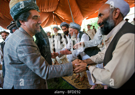 Ein Präsidentschaftskandidat des Stammes tadschikischen grüßt Pashtun Führer, die ihre Unterstützung für seine Kandidatur bei einem meetin zugesagt haben Stockfoto