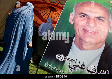 Frauen aus ganz Afghanistan Rallye für Präsidentenanwärter Ashraf Ghani Ahmedzai, in einem Zelt in seinem Haus, Kabul. Stockfoto