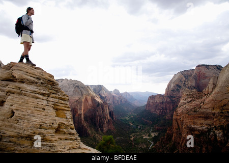 Eine weibliche Wanderer genießt die Aussicht vom Gipfel des Engels Landing Trail, Zion Nationalpark, Utah. Stockfoto