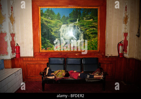 Kinder schlafen in einem Nachtclub in Yecheng (Kargilik), Xinjiang, China. Stockfoto