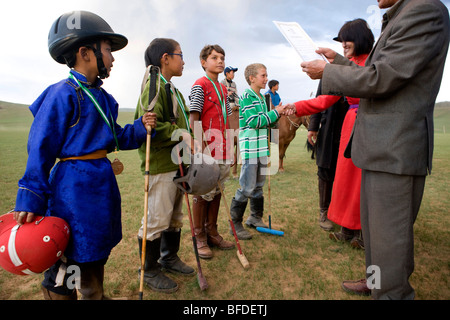 Kinder Polo-Turnier. Monkhe Tengri, zentrale Mongolei. Stockfoto