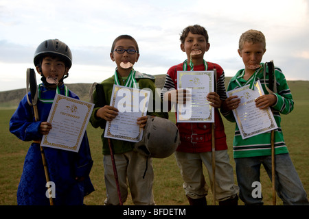 Kinder Polo-Turnier. Monkhe Tengri, zentrale Mongolei. Stockfoto