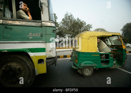 Eine LKW und Auto-Rikscha sitzen in einem Stau in Delhi, Uttar Pradesh, Indien. Stockfoto